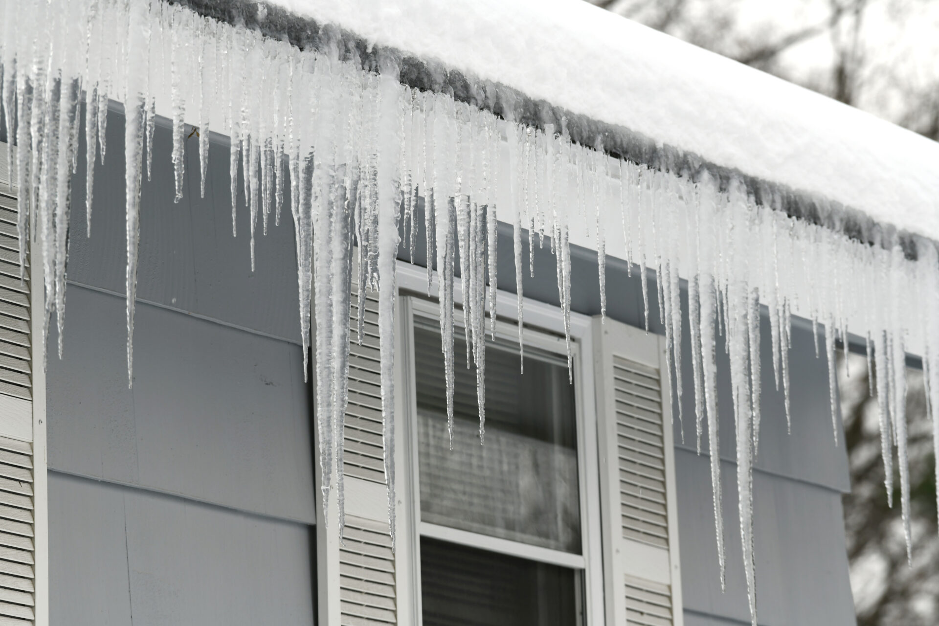 ice damming along the roof of a home